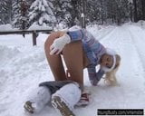Busty nastolatka Yvonne zabawka cipki w śniegu snapshot 16