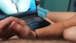 Bella ngocok kontol teman serumah sambil nonton bokep | xHamster
