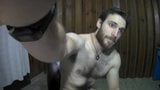 Un mec amateur mignon avec un corps athlétique et une poitrine poilue snapshot 4