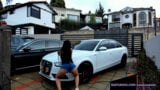 Brunette in korte broek is lapdance op haar parkeerplaats snapshot 10