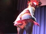 Perfetta bbw bionda nordico-occidentale in una danza burlesque mascherata snapshot 13