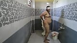 Desi Bhabhi neemt een douche snapshot 5