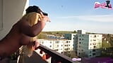 Německá amatérská anální děvka šuká na veřejném balkóně - pov snapshot 2