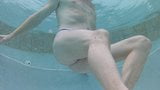 Tanga azul puro en la piscina snapshot 2