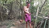 Donkere getatoeëerde Desi -slet die een douche neemt in het bos in een naaktresort snapshot 16