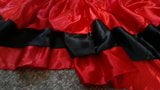 Sperme sur une longue jupe en satin rouge de danse flamenco snapshot 2