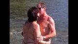 Italienische MILF fickt heimlich zwei am Strand snapshot 3