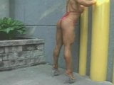 Kobieta z mięśniami ledwo mieści się w bikini snapshot 8