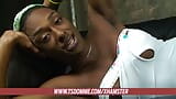 Transexual negra en vestido blanco se desnuda y se masturba su monstruo snapshot 3