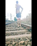 Дрочка перед железнодорожным путем - сексуальный мужчина, камшот snapshot 2