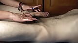 Длинная дрочка с сексуальными длинными синими ногтями, царапающими живот и член. Большой камшот snapshot 2