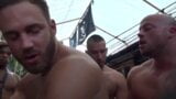 Musclepup Logan Moore wordt zonder condoom geneukt snapshot 3