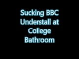 Jungen BBC im College-Badezimmer lutschen snapshot 1