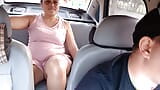 Mi masturbo in Uber e l'autista mi scopre e mi mette il dito nella mia figa snapshot 2