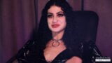 Dämonische Krankenschwester Ravyn Alexa untersucht alle Löcher von Goth Hottie Lydia Black, bis sie squirtet snapshot 3