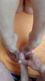 Selena'nın küçük doğal ayaklarına boşalma snapshot 9