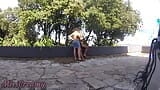 裸の露出狂の妻はspで見知らぬ人のコックを自慰行為します。.オント みんなの通りを歩いている - ミスクリーミー snapshot 1