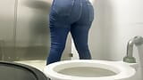 Une fille sexy est capturée dans les toilettes publiques dans un centre commercial snapshot 7