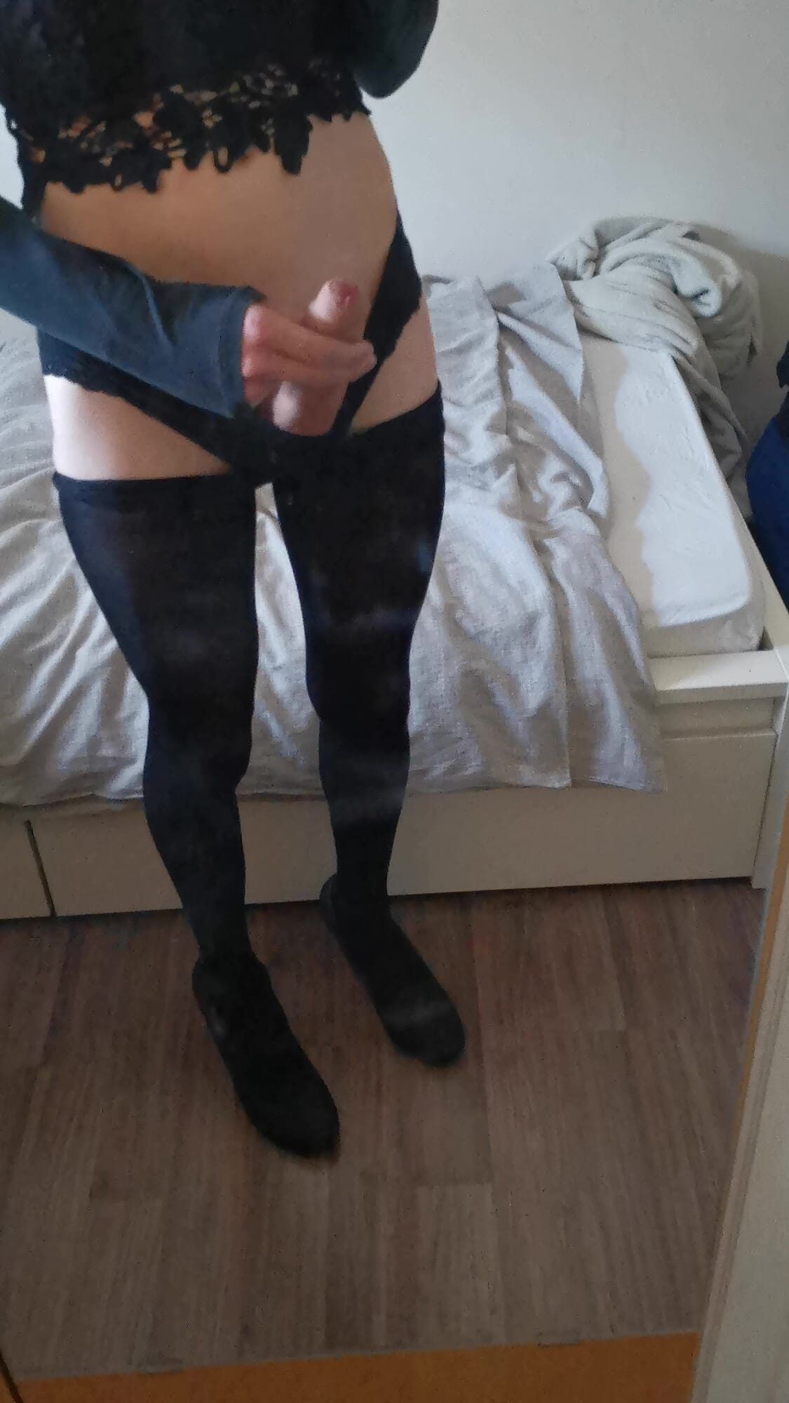 Sissy streelt haar enorme pik in nylons