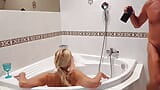 Amateur blonde rijpe vrouw geniet van seksspelletjes in de badkamer snapshot 15