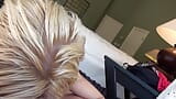 Kelly surfer membuat porno buatan sendiri di kamar tidurnya snapshot 6