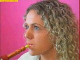 Cachimba fumando rubia de pelo rizado snapshot 1