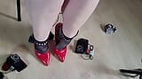 Talons rouges, chaussettes en résille noire, chambre sale. snapshot 4