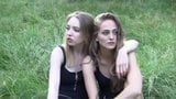 VIDAGE DE COUILLES EN REGLE AVEC HELEN ET CHARLOTTE (18 ANS) snapshot 7