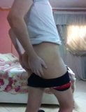 Ragazzo sexy che mostra il suo culo nella sua stanza snapshot 4