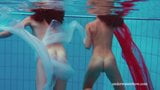 Deux chaudasses nues dans la piscine snapshot 6