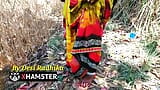 Desi indische tante mit dicken möpsen im freien zeigt dicken arsch und großen körper im hindi porno-video snapshot 2