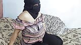 Istri hot India dengan jilbab arab lagi asik mainin kontol besar suaminya di webcam snapshot 7