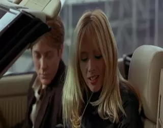 Қыз жігіттің емшегін жалайды