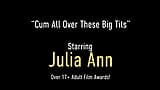 बड़े स्तनों वाली चोदने लायक मम्मी julia ann अपने होठों को सख्त लंड के चारों ओर रखती है snapshot 1