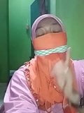 Selbstknebelnder Indonesier mit Maske snapshot 15