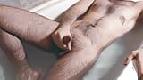 Een jonge kerel trekt zich af in bad en als hij zijn gekreun tegenhoudt tijdens een orgasme. snapshot 11