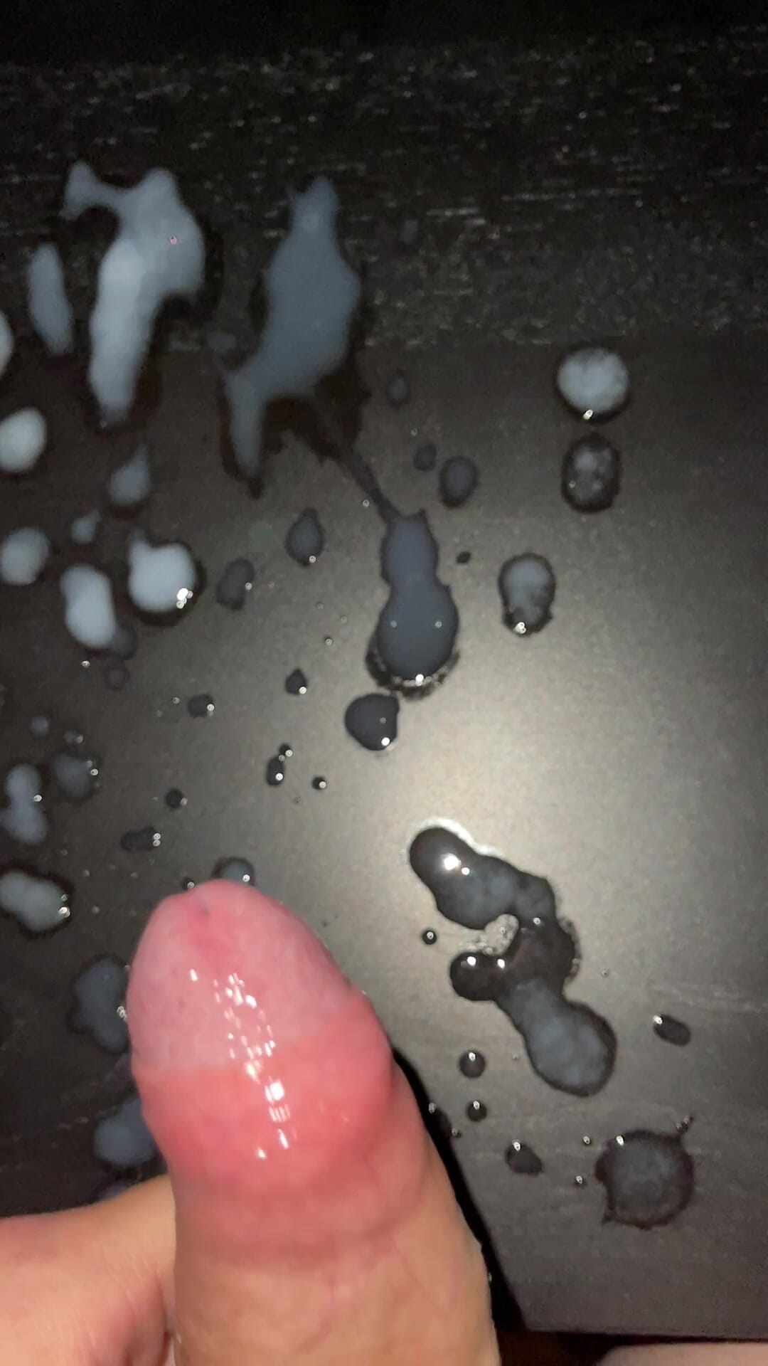 Ogromny spray spermy na stole snapshot 2