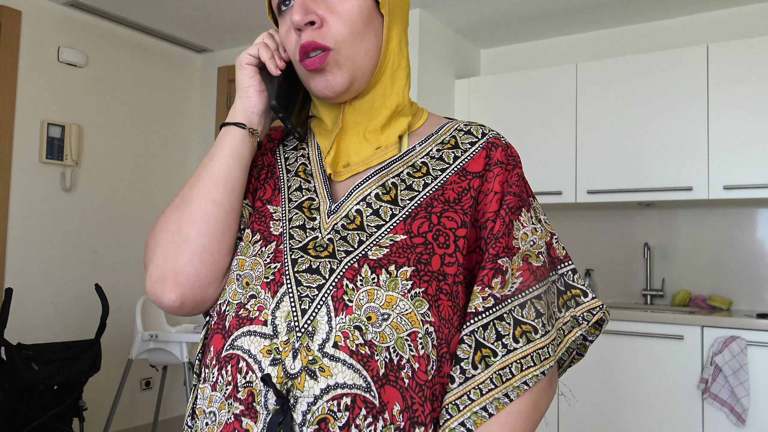 Beurette arabe a la chatte chaude poilue se fait defoncer par son boss britanique