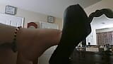 बिस्तर में लेटने के दौरान milf(चोदने लायक मम्मी) अपनी नई ऊँची एड़ी के जूते को कोणों से चोदती है snapshot 7