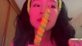 Asmr linda chica chupando piruleta snapshot 2