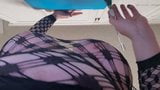 Artis montel melukis dengan gegantung berat telanjang atas dalam pakaian jala snapshot 9