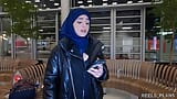 Nadja Lapiedra người Iran bị che mặt bị đụ trong nhà vệ sinh và trong hành lang để trả tiền cho máy bay!! snapshot 2