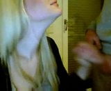 Blondie succhia il cazzo in webcam snapshot 1