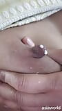 भारतीय भाभी अपने स्तनों को दुह रही है snapshot 4