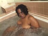 Perra gorda da mamada en el jacuzzi y luego tiene sexo placentero snapshot 2