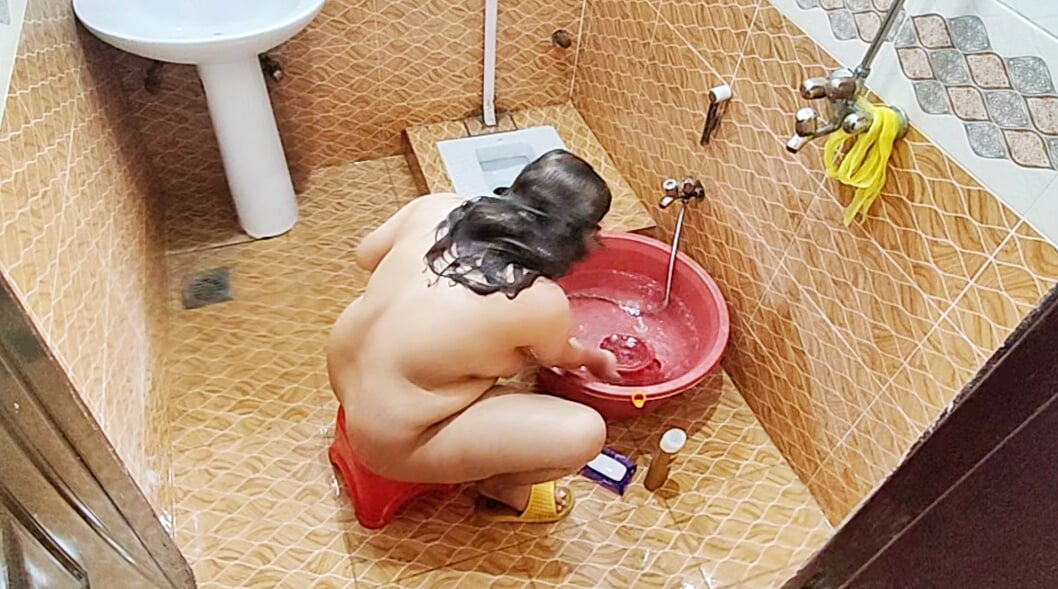 แม่เลี้ยงปากีสถานตูดใหญ่ในห้องอาบน้ําได้รับความช่วยเหลือจากลูกเลี้ยงชาย
