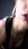 Smokin hete blonde vrouw pijpt vreemden in het glory hole snapshot 8