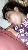 APROVECHO QUE ESTA DORMIDA Y HAGO QUE ME CHUPE LA POLLA Y SE TRAGUE MI LECHE snapshot 2