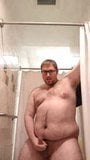 Un mec jouit dans la douche de la salle de sport snapshot 7