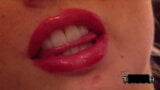 Bella donna con grandi labbra rosse succose ti stuzzica con uno specchio in questo video di labbra feticcio snapshot 6